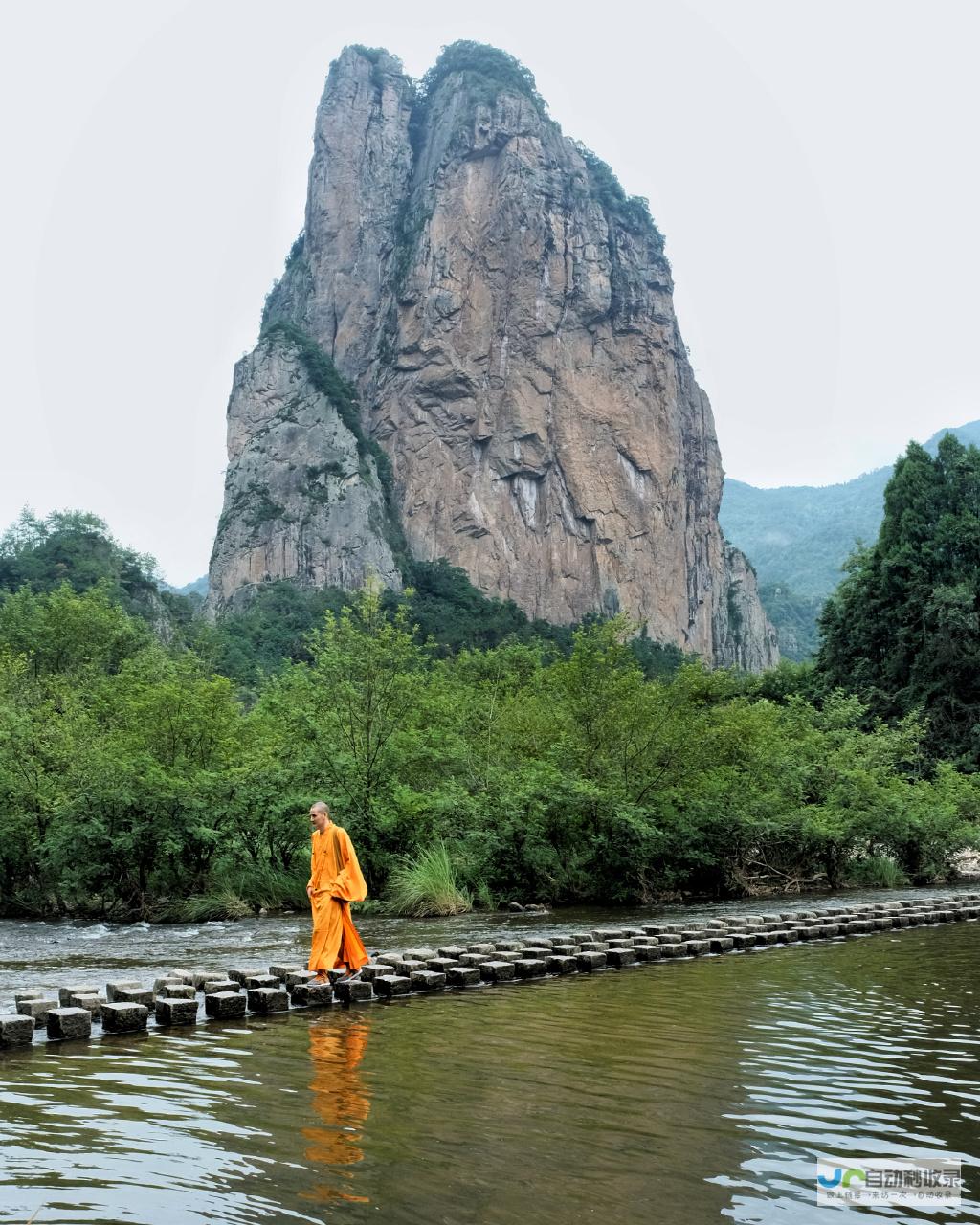 寺庙里的出家人是什么样的生活 每天的作息时间是什么样的 (寺庙里的出家人该怎么称呼)