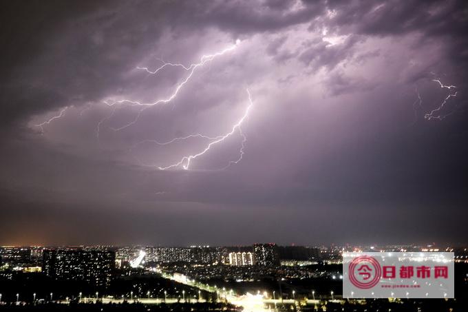 天气今天有雨如果幸运会在路上遇见你歌词