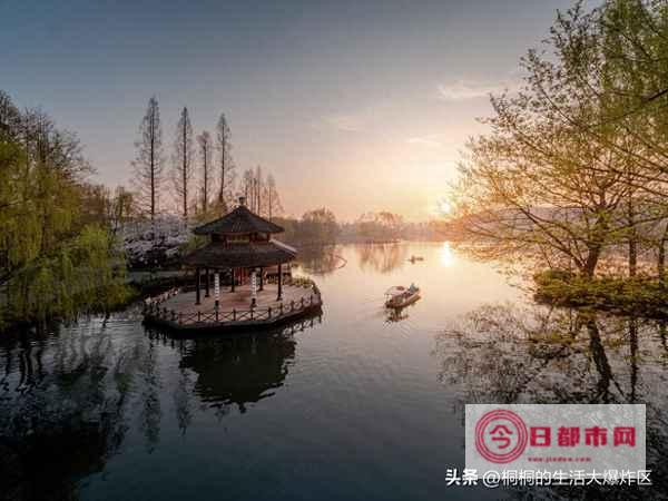 请问有在杭州地铁上班的女生么 目前离职状态 想问一下杭州地铁待遇怎么样呀 听说国企待遇还行 (请问有在杭州的飞机吗)